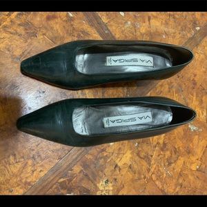 Elegant vintage kitty heels professional pump